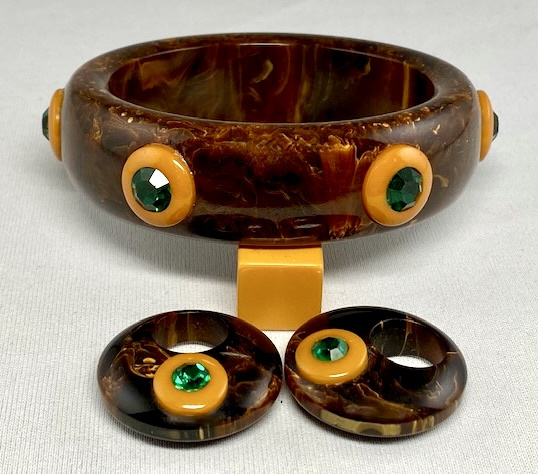 BB420 tobacco brown raised dot with rhinestone bakelite bangle